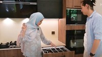 Bukan hanya rak, dapur Cut Meyriska juga dilengkapi dengan oven canggih. Ovennya bisa membuka secara otomatis. Foto: YouTube