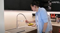 Wastafel di dapur Cut Meyriska juga tak kalah canggih. Dapat digunakan sesuai dengan kebutuhan si pemiliknya. Pada bagian kerannya memiliki selang yang bisa dipanjangkan. Foto: YouTube