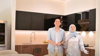 Melalui channel YouTubenya, Cut Meyriska pernah memperlihatkan ia dan sang suami Roger Danuarta menata ulang dapur di rumahnya. Foto: YouTube