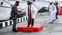 Megawati tampak didampingi Kepala Staf Angkatan Laut Laksamana TNI Yudo Margono.