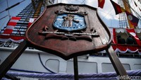 Logo KRI Dewaruci terpasang di sisi kapal. Terdapat slogan di bagian bawah Cita-cita Akal Budi Berani Jujur Guna Bhakti. 