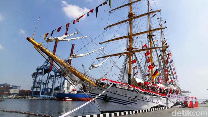 Di KRI Dewaruci, Megawati Bicara Napak Tilas Ratu Kalinyamat Megawati Soekarno Putri menyambangi KRI Dewaruci, yang tengah bersandar di Jakarta Utara. Di atas geladak KRI Dewaruci, Mega bicara Napak Tilas Ratu Kalinyamat.
