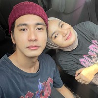 Kisah cinta aktor Evan Marvino cukup menyita perhatian publik usai dikabarkan menikahi penggemarnya sendiri. Uniknya Evan memilih taaruf, sehingga tak melalui proses pacaran terlebih dahulu. Ia menikah dengan Uffri Datun Nitami yang berasal dari Aceh pada 15 Januari 2021. Foto: Instagram @evanmarvino