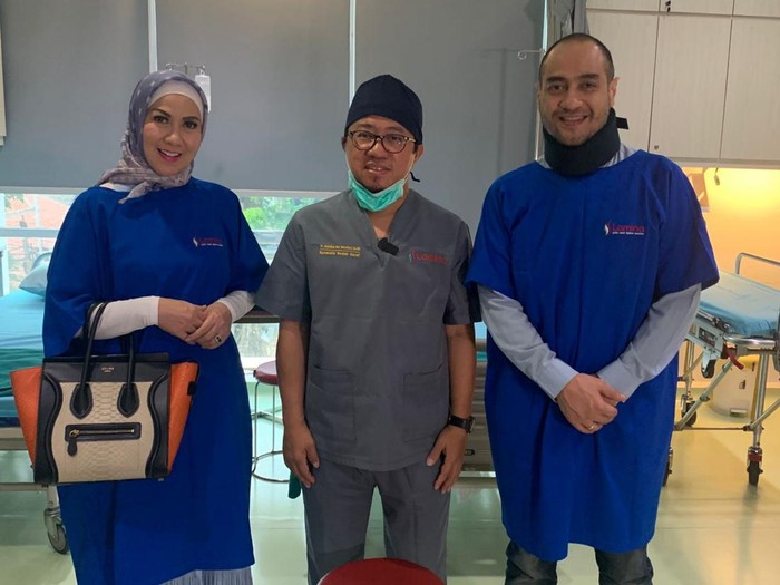 Ferry Irawan dan Venna Melinda mendatangi salah satu klinik Lamina di kawasan Jakarta.