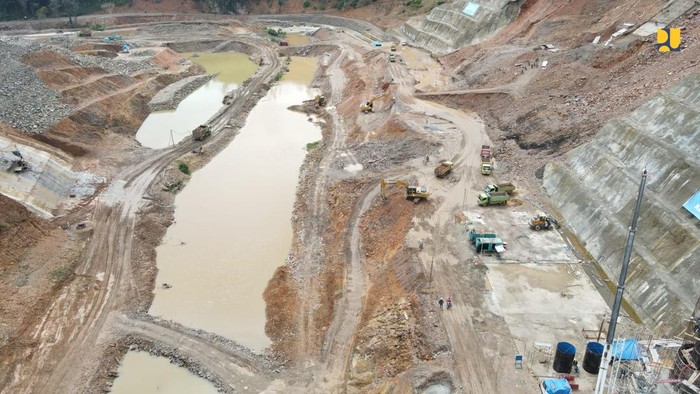 Foto Proyek Pemasok Air buat Pabrik Nikel di Konawe Kementerian PUPR tengah mempercepat pembangunan Bendungan Ameroro di Kabupaten Konawe. Bendungan ini untuk menyediakan air baku bagi daerah-daerah industri nikel.