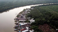 Akibatnya tinggi muka air sungai selama musim pasang naik sejak tiga tahun terakhir di daerah itu terus meninggi sehingga mulai merendam kawasan permukiman setempat.