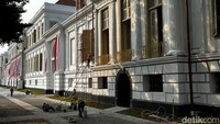 Terlihat beberapa pekerja tengah melakukan renovasi di gedung bersejarah AA Maramis atau yang dikenal juga dengan Gedung Daendels di Komplek Kementerian Keuangan, Jakarta, Kamis, (11/8/2022).