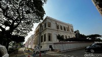 Pada tahun 1950 gedung tersebut diserahkan kepada Negara Republik Indonesia kemudian digunakan sebagai kantor Kementerian Keuangan RI dan dijadikan tempat kerja oleh Menteri Keuangan pertama yakni Alexander Andries (AA) Maramis.