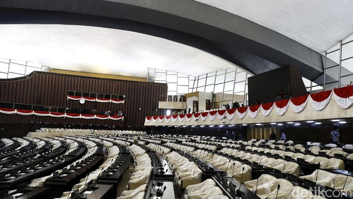 Jelang pidato kenegaraan Presiden Joko Widodo (Jokowi), Gedung Parlemen Senayan, Jakarta, terus bersolek untuk menyambut para tamu.