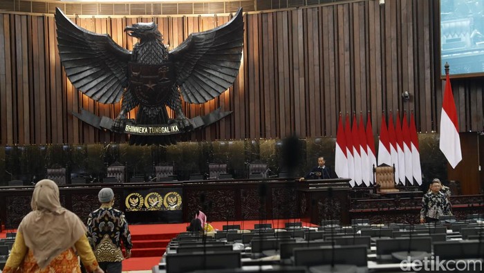 Jelang pidato kenegaraan Presiden Joko Widodo (Jokowi), Gedung Parlemen Senayan, Jakarta, terus bersolek untuk menyambut para tamu.