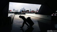 Pertumbuhan ULN perusahaan bukan lembaga keuangan kontraksi 1,1% yoy lebih rendah dibandingkan kontraksi pada bulan sebelumnya 1,5%. Kemudian pertumbuhan ULN lembaga keuangan (financial corporations) kontraksi 3,1% yoy lebih dalam dibandingkan dengan kontraksi pada bulan sebelumnya 2,7%. Rengga Sencaya/Detikcom