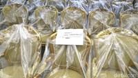 Saat ini kursi-kursi untuk tamu undangan masih terbungkus oleh plastik.
