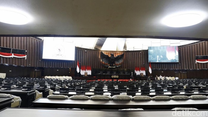 Gedung DPR Bersolek Jelang Pidato Kenegaraan HUT RI Jelang pidato kenegaraan Presiden Joko Widodo (Jokowi), Gedung Parlemen Senayan, Jakarta, terus bersolek untuk menyambut para tamu.