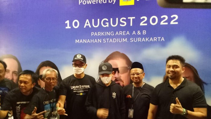 Gibran Rakabuming (ketiga dari kanan) berfoto di booth konser Dream Theater, Rau (10/8/2022)