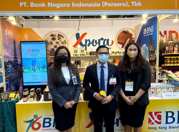 GM BNI Hong Kong Endah Tjahyani, Konjen RI Hong Kong Ricky Suhendar, dan Head of FI BNI Hong Kong Icha Purliasih dalam Food Expo Hong Kong 2022.