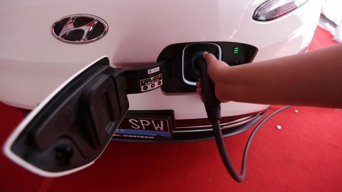 Implementasi Pembangkit Listrik Berbasis Surya Keterlibatan swasta dalam implementasi pembangkit listrik berbasis surya, diharapkan mampu mempercepat target pemerintah dalam transisi energi.
