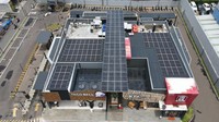 Kali ini, PT Fast Food Indonesia, Tbk. (PT FFI), pemegang waralaba jaringan restoran cepat saji KFC di Indonesia, bekerja sama dengan PT Agra Surya Energy dan PT PLN (Persero) untuk membangun Stasiun Pengisian Kendaraan Listrik Umum (SPKLU) di gerai KFC. Pembangunan PLTS dan SPKLU untuk gerai KFC Indonesia telah berlangsung sejak bulan Oktober 2021. Dan hingga Agustus 2022, PLTS dan SPKLU telah hadir di 10 lokasi gerai KFC Indonesia.