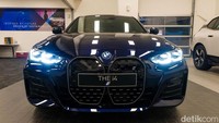 BMW menjual mobil ini dengan harga yang menarik. Untuk BMW iX dibanderol Rp 2,267 M sedangkan BMW i4 dijual Rp 1,997 M dalam status off-the-road.