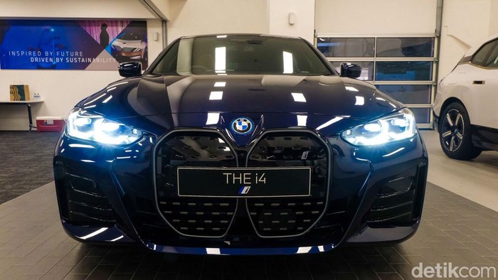 Pada ajang Gaikindo Indonesia International Auto Show (GIIAS) 2022, BMW menantang Hyundai Ioniq 5 dengan meluncurkan mobil listrik canggih BMW iX dan i4. Penasaran seperti apa?
