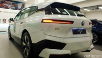 BMW iX yang dijual di Indonesia, hadir dengan trim xDrive40 Sport. Dari namanya kita bisa tahu, xDrive berarti mobil BMW yang mengusung penggerak semua roda.