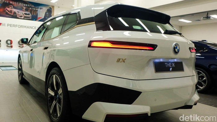 Pada ajang Gaikindo Indonesia International Auto Show (GIIAS) 2022, BMW menantang Hyundai Ioniq 5 dengan meluncurkan mobil listrik canggih BMW iX  dan i4. Penasaran seperti apa?