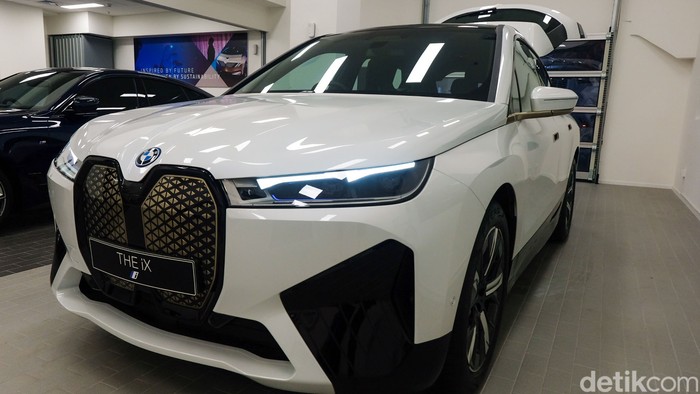 Pada ajang Gaikindo Indonesia International Auto Show (GIIAS) 2022, BMW menantang Hyundai Ioniq 5 dengan meluncurkan mobil listrik canggih BMW iX  dan i4. Penasaran seperti apa?