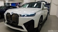 BMW iX ini menggunakan motor listrik berdaya 326 HP dan torsi 630 Nm. BMW juga membekali iX dengan baterai berkapasitas 71 kWh. BMW mengklaim iX dapat melaju sejauh 425 km dengan satu kali pengecasan penuh.