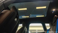 Menariknya, interior dan fitur mobil ini serba canggih. BMW membekali iX dengan atap panorama glass roof Sky Loung yang dapat diburamkan dengan tombol. 