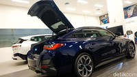 BMW i4 juga tak kalah menarik. Dengan garis atap Sedan Gran Coupe, membuat mobil ini digdaya melawan sedan listrik seperti Nissan Leaf atau Hyundai Ioniq.