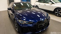 Untuk pasar Indonesia, BMW i4 hadir dengan trim eDrive40 M Sport. BMW membekali i4 dengan motor listrik berdaya 340 HP dan torsi 430 Nm. Berbeda dari iX, motor listrik i4 disematkan ke roda belakang alias RWD.