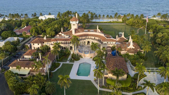 Ini Lho Rumah Mewah Donald Trump yang Digerebek FBI This is an aerial view of President Donald Trump's Mar-a-Lago estate, Tuesday, Aug. 10, 2022, in Palm Beach, Fla. The FBI searched Trump's Mar-a-Lago estate as part of an investigation into whether he took classified records from the White House to his Florida residence, people familiar with the matter said Monday. (AP Photo/Steve Helber)