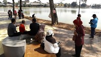 Warga menikmati suasana di tepi situ atau danau. Situ ini telah diresmikan oleh Gubernur Jawa Barat (Jabar) Ridwan Kamil pada Jumat (5/8/2022) lalu.
