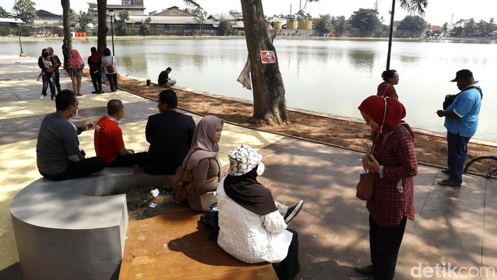 Gubernur Jabar Ridwan Kamil telah meresmikan Situ Rawa Kalong di Kota Depok. Namun saat ini jembatan atau panggung apung di situ tersebut digembok.