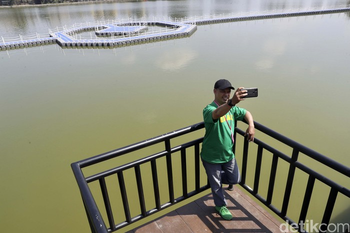 Gubernur Jabar Ridwan Kamil telah meresmikan Situ Rawa Kalong di Kota Depok. Namun saat ini jembatan atau panggung apung di situ tersebut digembok.