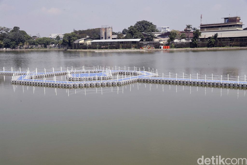 Gubernur Jabar Ridwan Kamil telah meresmikan Situ Rawa Kalong di Kota Depok. Namun saat ini jembatan atau panggung apung di situ tersebut digembok.