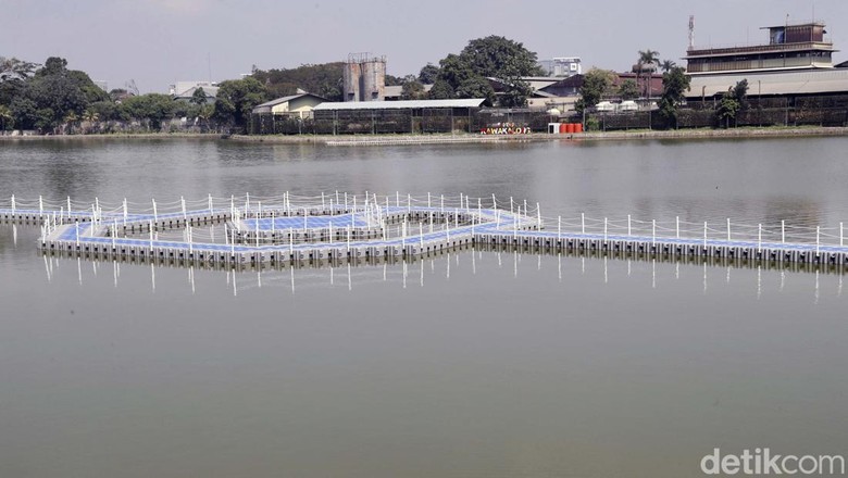 Ini Panggung Apung Situ Rawa Kalong Depok yang Digembok Usai Diresmikan Gubernur Jabar Ridwan Kamil telah meresmikan Situ Rawa Kalong di Kota Depok. Namun saat ini jembatan atau panggung apung di situ tersebut digembok.