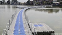 Begini penampakkan catwalk apung yang membelah Situ Rawa Kalong. 