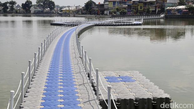 Gubernur Jabar Ridwan Kamil telah meresmikan Situ Rawa Kalong di Kota Depok. Namun saat ini jembatan atau panggung apung di situ tersebut digembok.