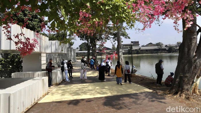 Gubernur Jabar Ridwan Kamil telah meresmikan Situ Rawa Kalong di Kota Depok. Namun saat ini jembatan atau panggung apung di situ tersebut digembok.
