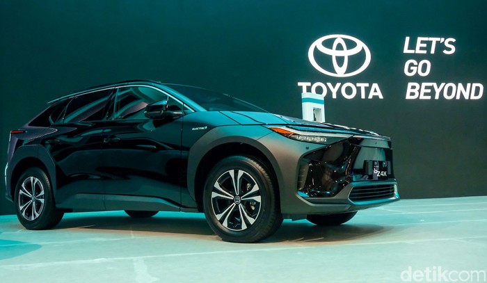 Mobil listrik Toyota bZ4X resmi dirilis di pameran otomotif Gaikindo Indonesia International Auto Show (GIIAS) 2022. SUV ramah lingkungan ini dirilis pada hari pertama penyelenggaraan GIIAS 2022.