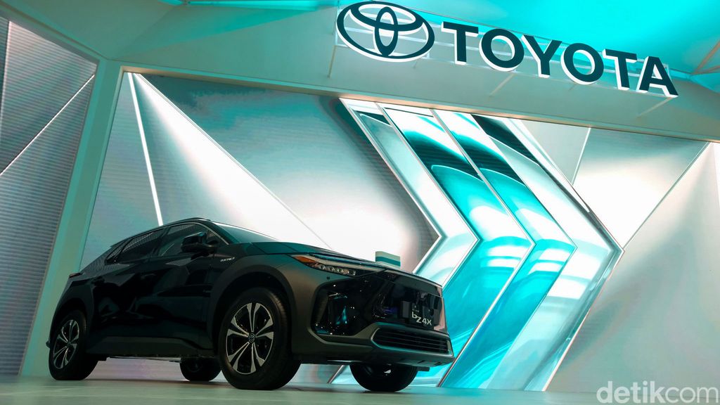 Mobil listrik Toyota bZ4X resmi dirilis di pameran otomotif Gaikindo Indonesia International Auto Show (GIIAS) 2022. SUV ramah lingkungan ini dirilis pada hari pertama penyelenggaraan GIIAS 2022.