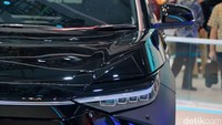 Secara performa, bZ4X menggunakan baterai lithium-ion 355 Volt kapasitas 71,4 kWh. Baterainya ditanam di bawah lantai dan memiliki pengontrol suhu untuk efisiensi. Sekali mengisi penuh baterai, mobil ini bisa menjangkau jarak hingga 500 km untuk tipe FWD dan 460 km untuk tipe AWD.
