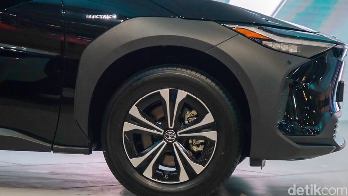 Mobil listrik Toyota bZ4X resmi dirilis di pameran otomotif Gaikindo Indonesia International Auto Show (GIIAS) 2022. SUV ramah lingkungan ini dirilis pada hari pertama penyelenggaraan GIIAS 2022.