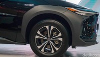 Dalam hal tenaga, Toyota bZ4X FWD hadir dengan motor listrik tunggal yang dipasang di depan. Motor listrik itu bisa menghasilkan tenaga hingga 201 dk dengan akselerasi 0-100 km/jam bisa ditempuh dalam 8,4 detik.