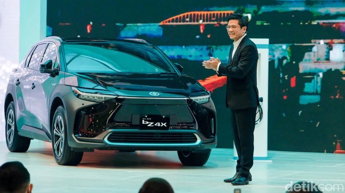 Ini yang Ditunggu! Mobil Listrik Toyota bZ4X Resmi Dirilis di GIIAS Mobil listrik Toyota bZ4X resmi dirilis di pameran otomotif Gaikindo Indonesia International Auto Show (GIIAS) 2022. SUV ramah lingkungan ini dirilis pada hari pertama penyelenggaraan GIIAS 2022.
