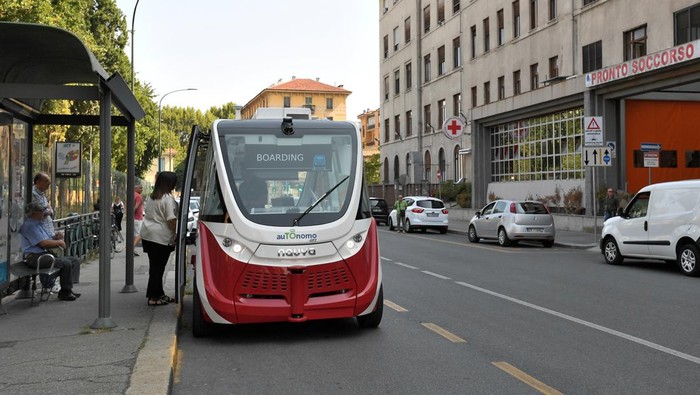 Italia Uji Coba Angkutan Umum Tanpa Sopir, Begini Penampakannya A self-driving shuttle is tested in the first self-driving public transport experiment in Turin, Italy, August 9, 2022. REUTERS/Flavio Lo Scalzo