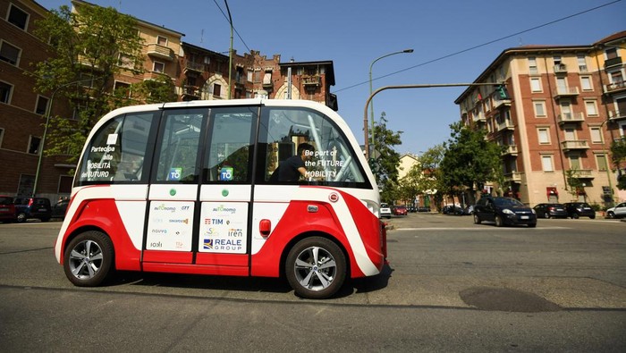 A self-driving shuttle is tested in the first self-driving public transport experiment in Turin, Italy, August 9, 2022. REUTERS/Flavio Lo Scalzo