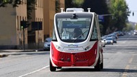 Transportasi publik ini dapat membawa hingga empat belas penumpang. Desainnya ringkas dengan warna putih-merah.