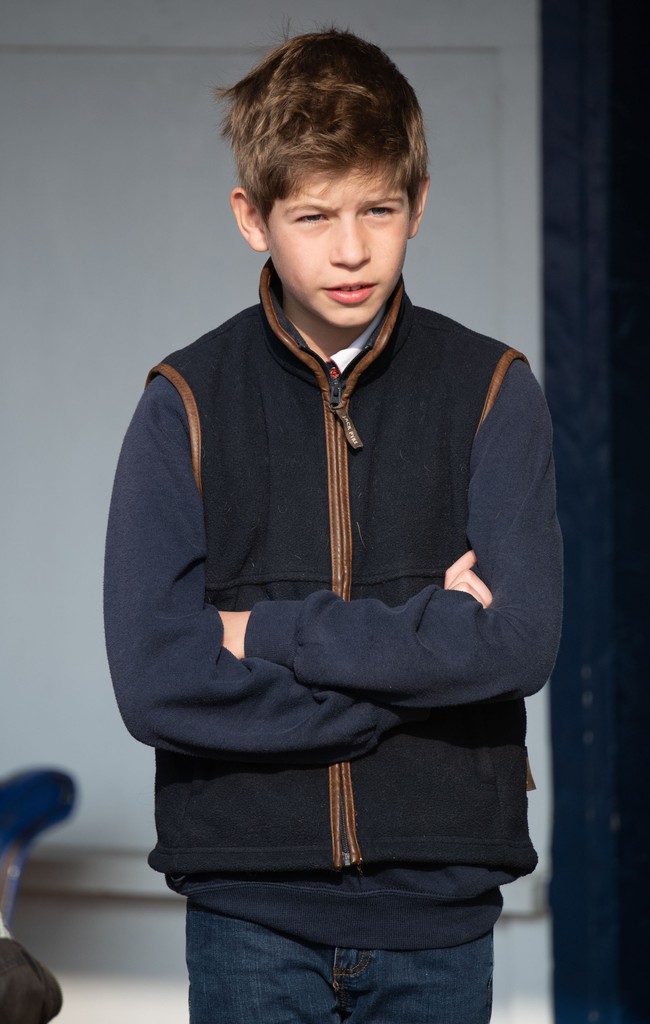 Berbeda dengan kebanyakan anggota kerjaan Inggris yang lain pemilik nama asli James Alexander Philip Theo dengan nama belakang Mountbatten-Windsor itu kini diberi gelar Viscount Severn karena ibunya keturunan Wales.Foto: Getty Images/Leon Neal