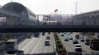 Tampak pengendara melintas di jembatan antelope pengganti yang melintang di atas tol Jakarta Cikampek di Jati Cempaka, Bekasi, Jawa Barat, Kamis (11/8/2022).